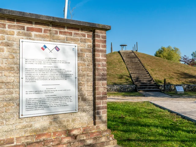 Site de La Plaine Au Bois - la stèle et le belvédère